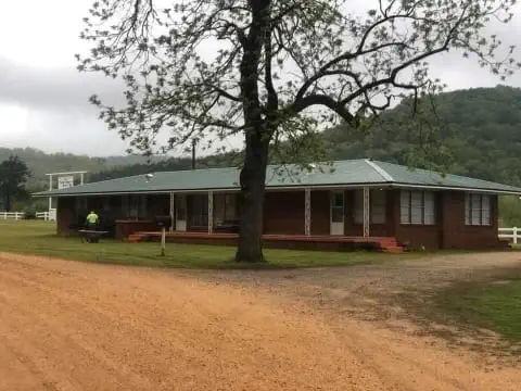 Comfortable guest house lodging at Sanctuary Ranch in Mount Pleasant, Arkansas, ideal for families or mid-size hunting groups